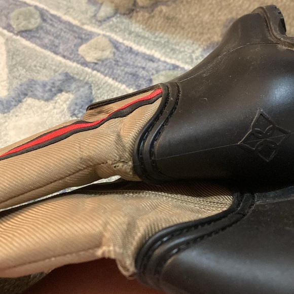 Size 6 zip up waterproof bottom boots - Picture 3 of 5